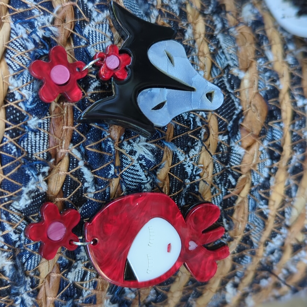NWT/IP: (unbranded) 🐺🐾🎀RED RIDING HOOD & WOLF🎀🐾🐺 acrylic dangle earrings!